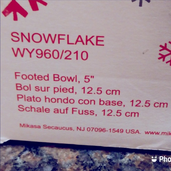 Mikasa Crystal 3 footed 6” snowflake star design bowl! Perfect side salad/snacks - Picture 8 of 8